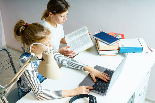 Мать и дочь делают домашнюю работу для школы вместе, концепция образования
