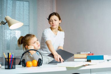 Çevrimiçi Faaliyet Üzerine Ergen Kızla Tartışma Dizüstü Bilgisayarı Alıyor