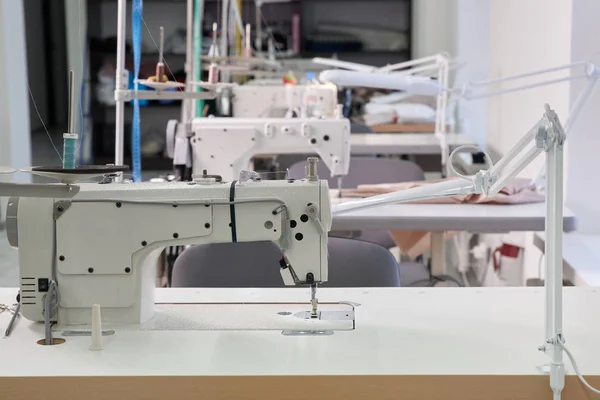 Fila di macchine da cucire in atelier o sartoria — Foto Stock