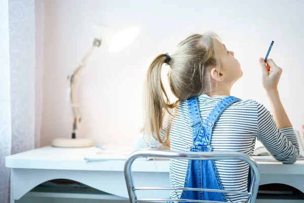 Teenagermädchen macht Hausaufgaben am heimischen Tisch und bereitet sich auf Schultest vor — Stockfoto