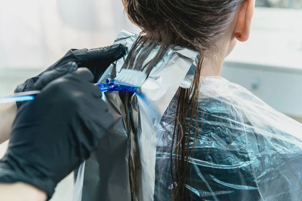 Žena s vlasy foiled zatímco barvení ve kadeřnictví — Stock fotografie