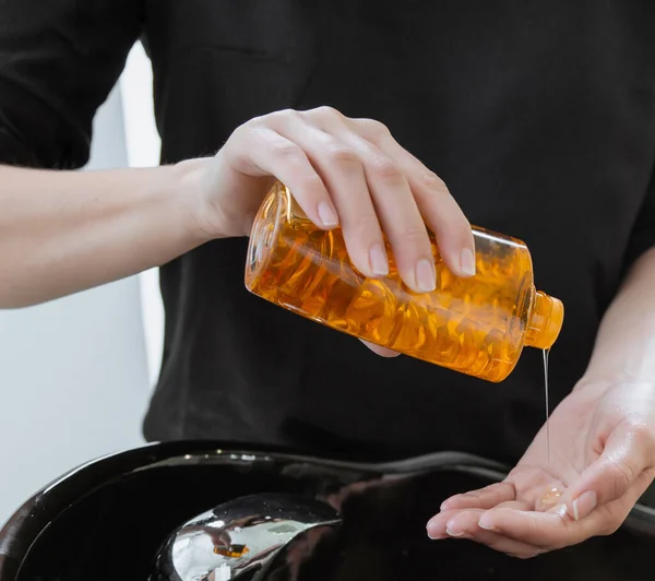 Female hands applying liquid soap or shampoo close up — Stok fotoğraf