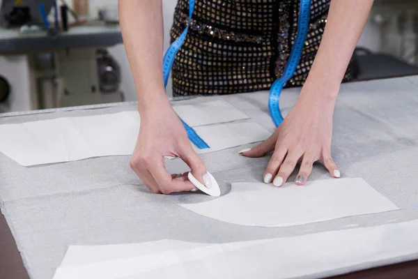 Penjahit di tempat kerja, menggambar garis pada kain dengan kapur di studio atelier — Stok Foto