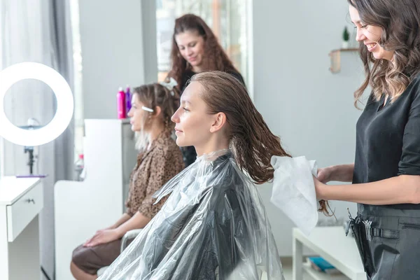 Professionele kapper drogen vrouwen haar na het wassen met een handdoek in de kapsalon — Stockfoto