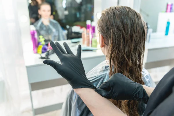 Kapper het aantrekken van handschoenen voor het kleuren van haar — Stockfoto