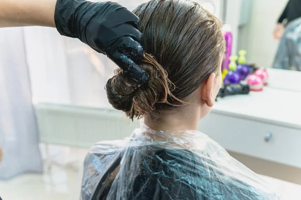 Haarkleuring in een schoonheidssalon, jong meisje tijdens het verven — Stockfoto