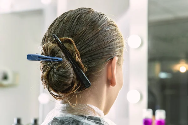 Ung flicka med hår behandling mask i en skönhetssalong, ung flicka under vårdprocessen — Stockfoto