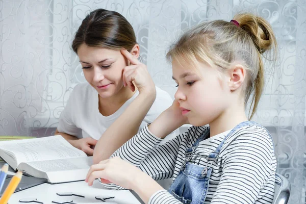 Anne ve kız birlikte ödev yapıyor, tasarım ve öğrenme konsepti, okul için görevler yapıyor.