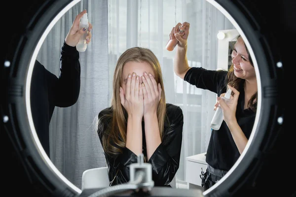 Una mujer en un salón de belleza. Foto conceptual. Muchas manos haciendo peinado — Foto de Stock