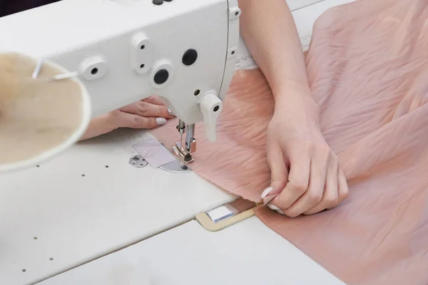 Dressmaker using sewing machine in tailor studio, modern atelier shop — Stock Photo, Image