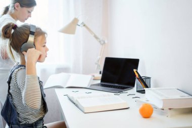 Anne ve kız birlikte ödev yapıyor, tasarım ve öğrenme konsepti, okul için görevler yapıyor.