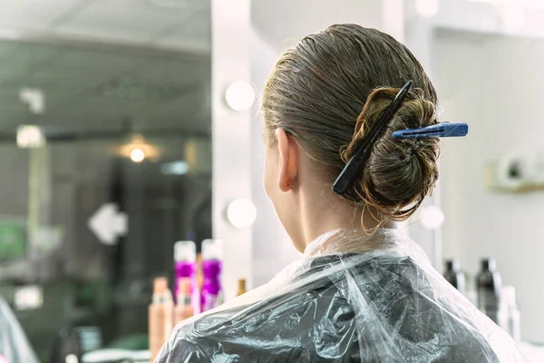 Hair coloring in a beauty salon, young girl during dyeing process — Stock Photo, Image