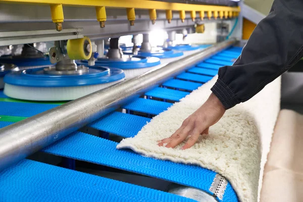 Pekerja binatu dalam proses bekerja pada mesin otomatis untuk mencuci karpet dalam dry cleaning — Stok Foto