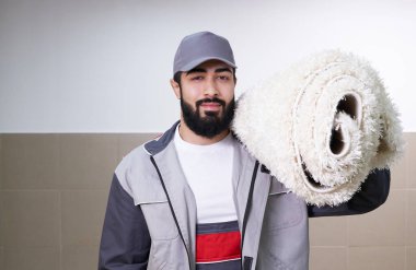 adam ile bir rulo halı