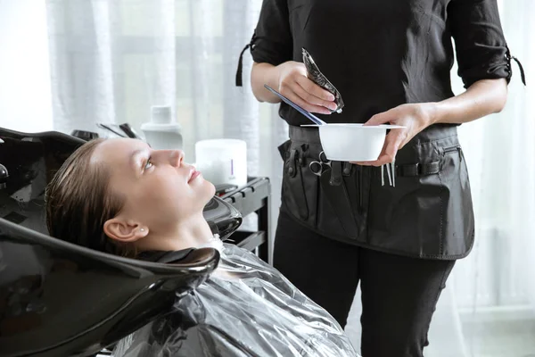 Kapper prepairing naar kleur meisjes haar in schoonheid salon — Stockfoto