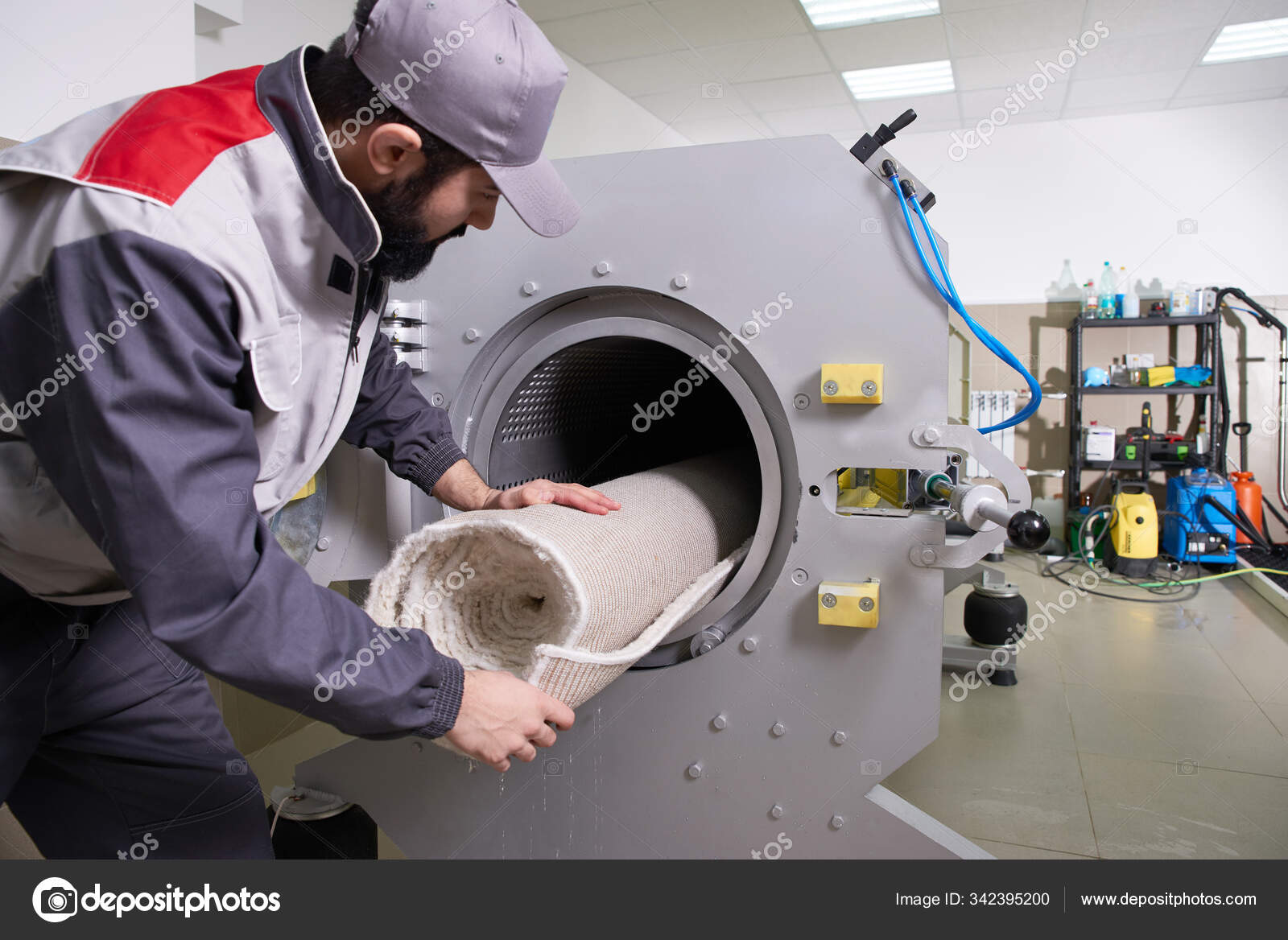 Tapis De Nettoyage De Travailleur Masculin Sur L'équipement De Machine à  Laver Automatique Et Sèche-linge Dans La Buanderie