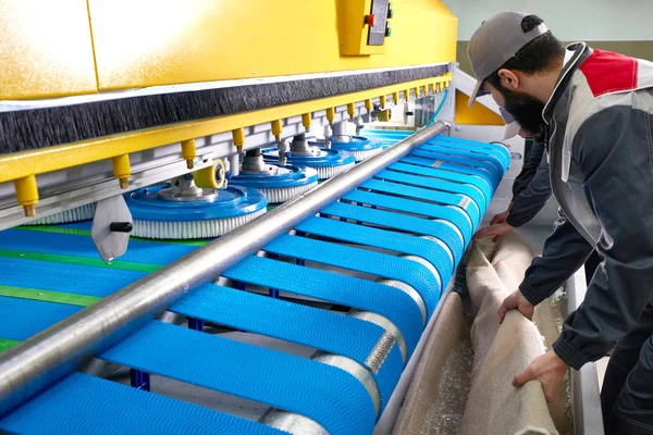 Laundry worker in the process of working on automatic machine for carpet washing in dry cleaning — Stock Photo, Image