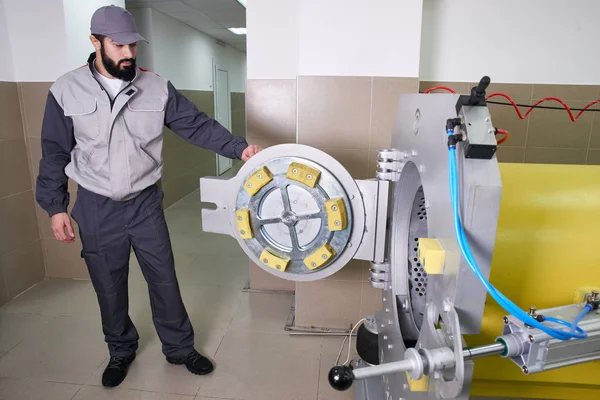 Uomini lavoratori ottenere tappeto da una lavatrice automatica e mettere in asciugatrice nel servizio di lavanderia — Foto Stock