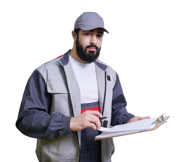 Jovem técnico concentrado vestindo posição geral e tomando notas isoladas em fundo branco — Fotografia de Stock