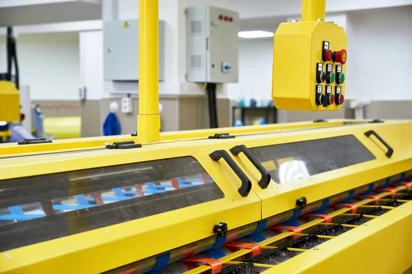 Автоматическая промышленная линия для стирки и очистки ковров — стоковое фото