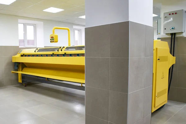 Linea industriale automatica per il lavaggio e l'asciugatura di tappeti — Foto Stock