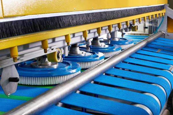 Автоматична промислова лінія для миття та чищення килимів — стокове фото