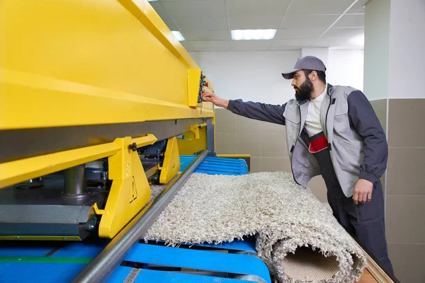 Tvätt arbetare i processen att arbeta med automatisk maskin för mattvätt i kemtvätt — Stockfoto