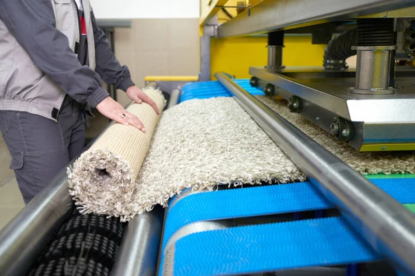 Wäscheservice bei der Arbeit an einer automatischen Maschine für die Teppichwäsche in der chemischen Reinigung — Stockfoto