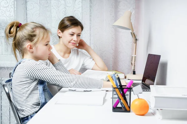 Anne ve kız birlikte ödev yapıyor, tasarım ve öğrenme konsepti, okul için görevler yapıyor. — Stok fotoğraf