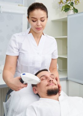 Lazer tedavisi güzellik Kliniği'nde olan adam