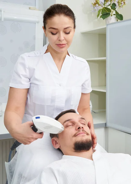 Man met laserbehandeling bij kliniek van de schoonheid — Stockfoto