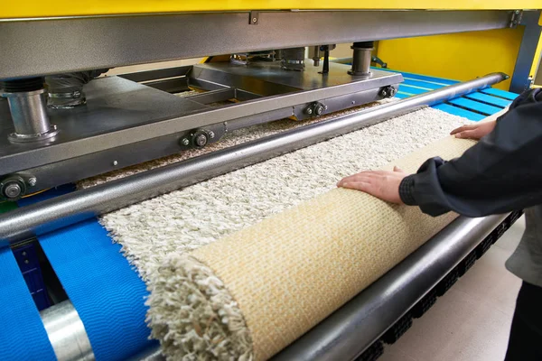 Travailleur de blanchisserie en cours de travail sur la machine automatique pour le lavage de tapis dans le nettoyage à sec — Photo