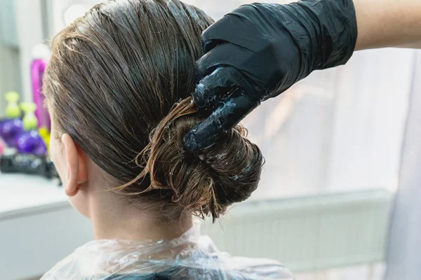 Jong meisje met haar behandeling masker in een schoonheidssalon, jong meisje tijdens het zorgproces — Stockfoto