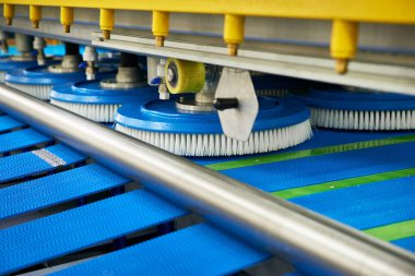 Automatic industrial line for washing and cleaning carpets