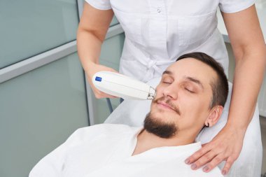 Lazer tedavisi güzellik Kliniği'nde olan adam