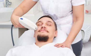 Lazer tedavisi güzellik Kliniği'nde olan adam