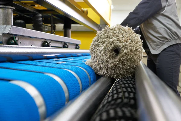 Trabalhador de lavanderia no processo de trabalho em máquina automática para lavagem de carpetes em limpeza a seco — Fotografia de Stock