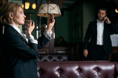 İş çifti bir restoranda buluşmaya hazırlanıyor.