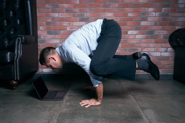 Uomo d'affari che fa yoga posa duratapausa lavoro — Foto Stock