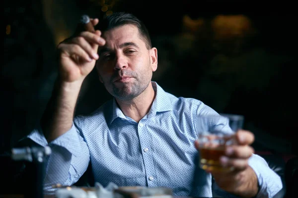 Retrato de hombre hansome fumar cigarro en un bar salón —  Fotos de Stock