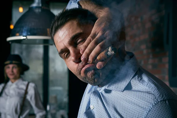 Portrait d'un homme hansome fumant un cigare dans un bar-salon — Photo