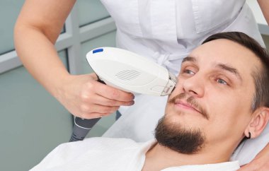 Lazer tedavisi güzellik Kliniği'nde olan adam