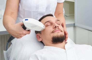 Lazer tedavisi güzellik Kliniği'nde olan adam