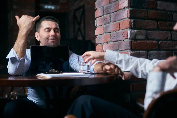 Glada affärsmän arbetar tillsammans på laptop i en restaurang — Stockfoto