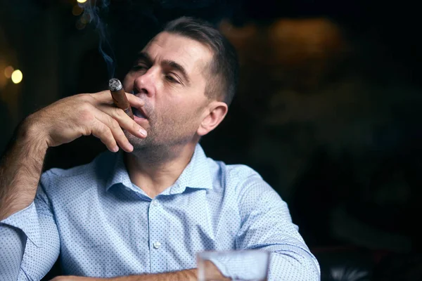 在休息室酒吧抽烟的大汉的画像 — 图库照片