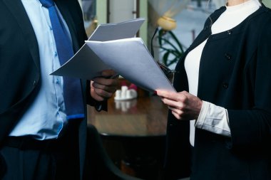 Mutlu Olgun İş Adamı ve Belgelerle çalışan İş Kadını