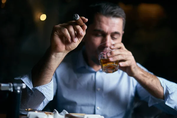 Porträtt av hansome man rökning cigarr i en lounge bar — Stockfoto