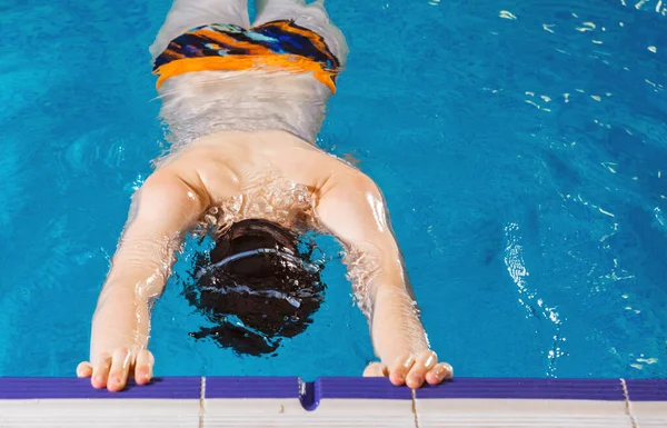 Niño preadolescente nadando en la piscina cubierta durante la clase de natación —  Fotos de Stock