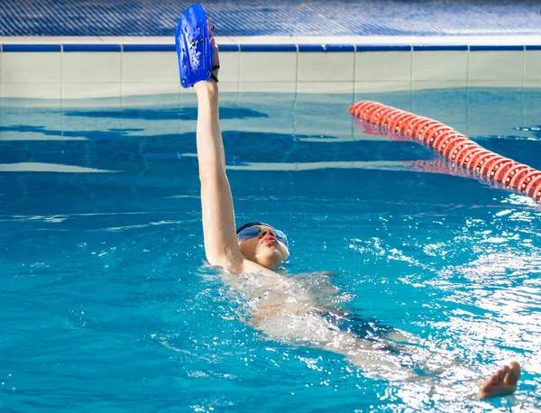 Niño preadolescente nadando en la piscina cubierta durante la clase de natación —  Fotos de Stock