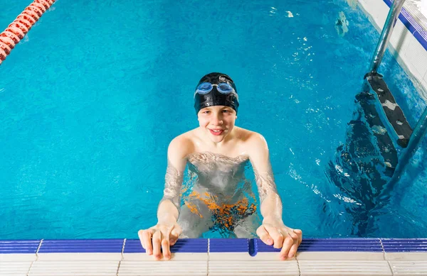 Peuter zwemmen in overdekt zwembad tijdens zwemles — Stockfoto